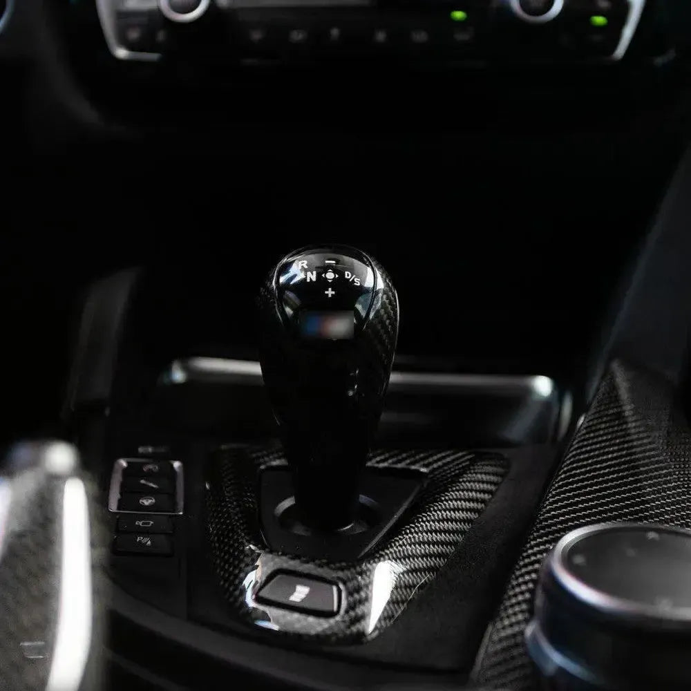 Beszerelt carbon váltókar- és keretborítás sötét utastérben, közelről – BMW F87 M2