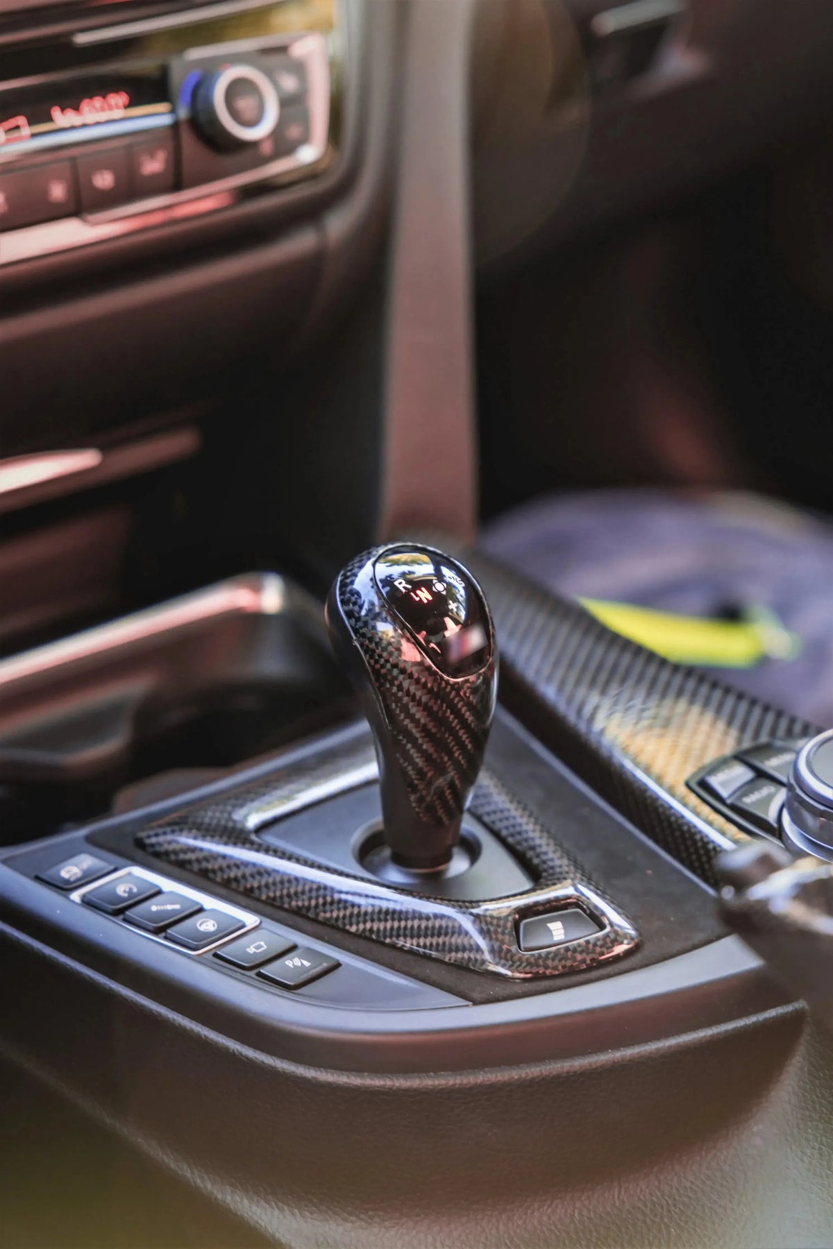 Beszerelt carbon/Alcantara váltókar keret a középkonzolon (MP Style) – BMW F87 M2