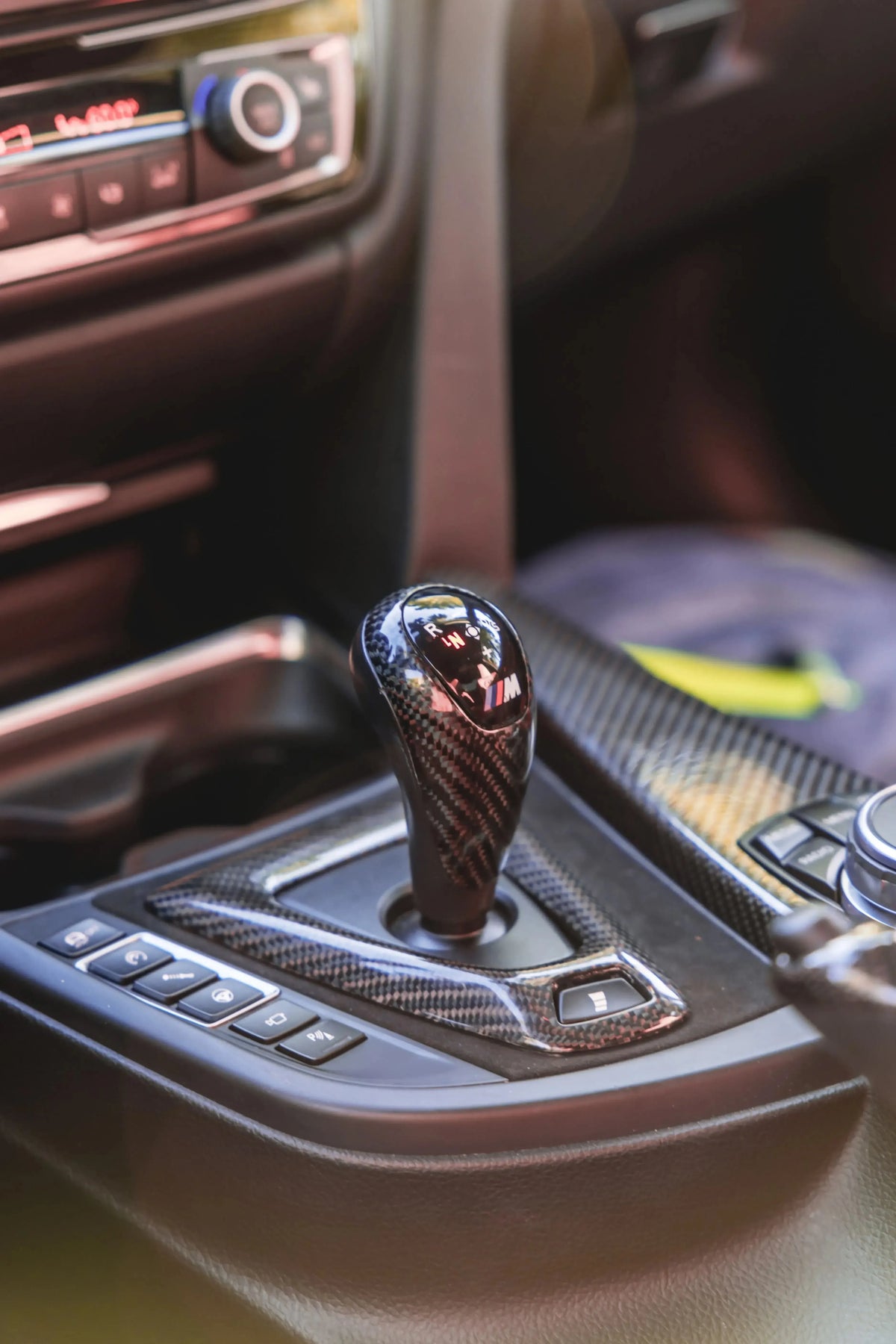 Beszerelt carbon váltókar és váltókeret a középkonzolon (MP Style szett) – BMW F87 M2