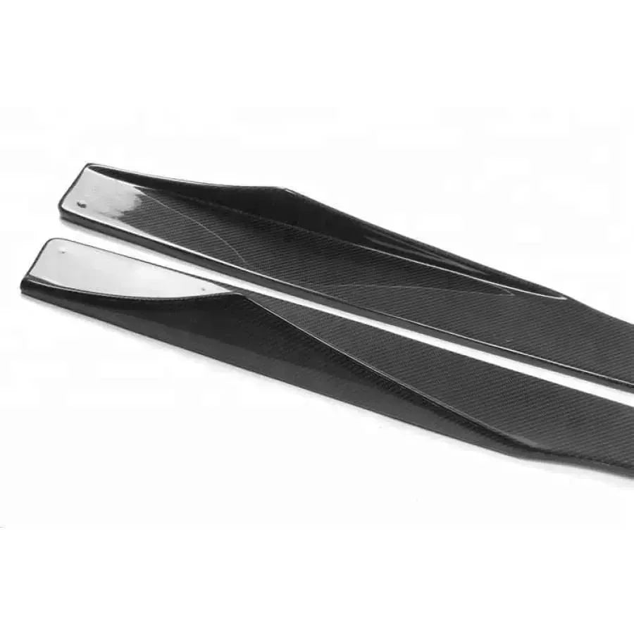 Carbon fiber küszöbtoldat közelről, ferde nézetből (MP Style aero csomag) – BMW F87 M2