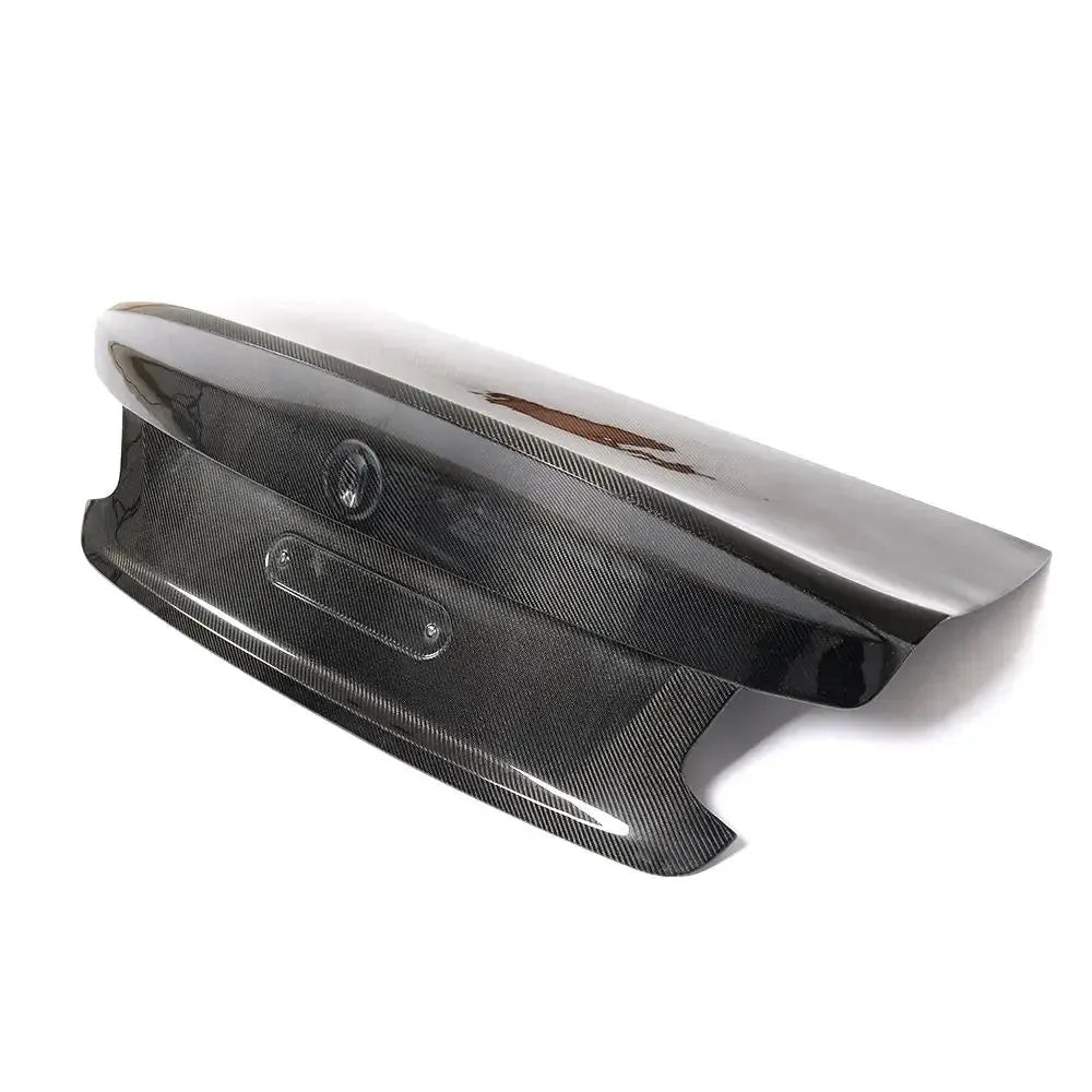 Carbon fiber csomagtartó fedél ducktail kialakítással, oldalról ferdén (CSL Style) – BMW F87 M2
