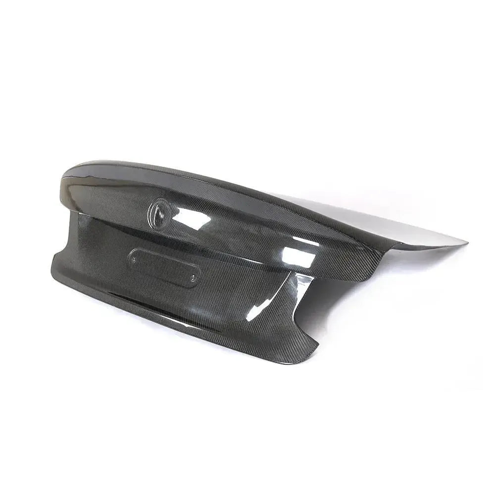 Ducktail formájú carbon fiber csomagtartó fedél hátulról, szögből (CSL Style) – BMW F87 M2