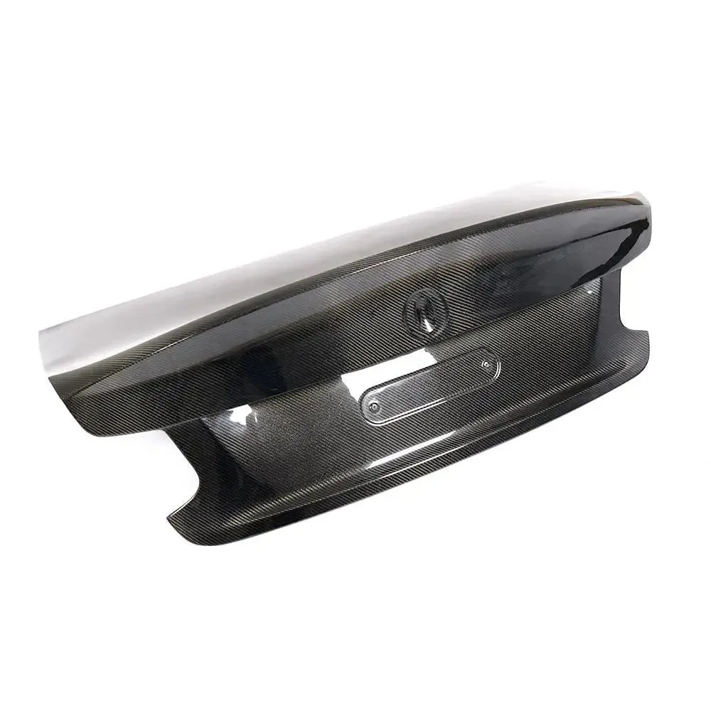 Carbon fiber csomagtartó fedél ducktail spoilerrel, hátulról ferdén (CSL Style) – BMW F87 M2