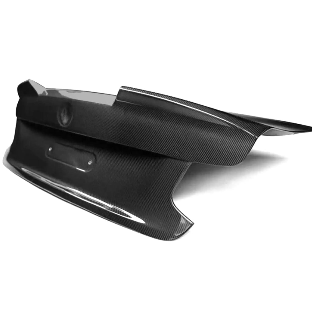 Carbon fiber csomagtartó fedél háromnegyed nézetből (MBJ Style) – BMW F87 M2