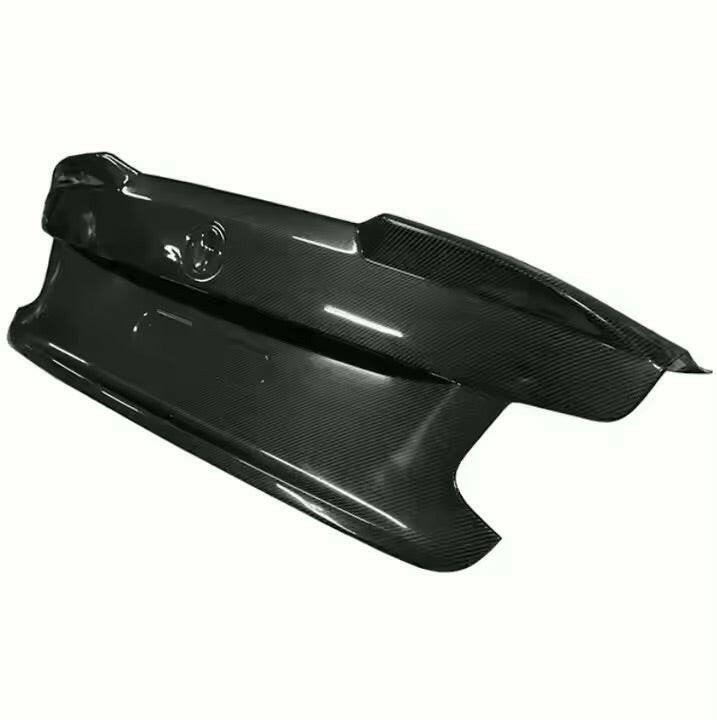 Carbon fiber csomagtartó fedél háromnegyed nézetből (MP Style) – BMW F87 M2