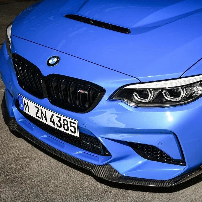 Kék BMW F87 M2 CS eleje közelről, felszerelt CS Style carbon első koptatóval