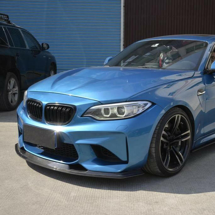 Kék BMW F87 M2 elölről ferdén, felszerelt MTC Style carbon első koptatóval