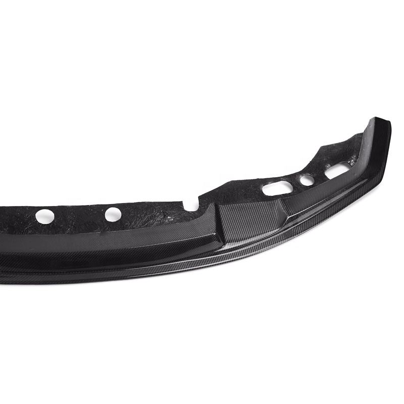 Carbon fiber első koptató vége a rögzítőfuratokkal, közelről (MTC Style) – BMW F87 M2