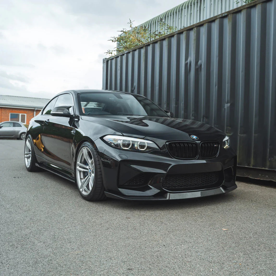 Fekete BMW F87 M2 elölről ferdén, felszerelt PSM Style carbon első koptatóval