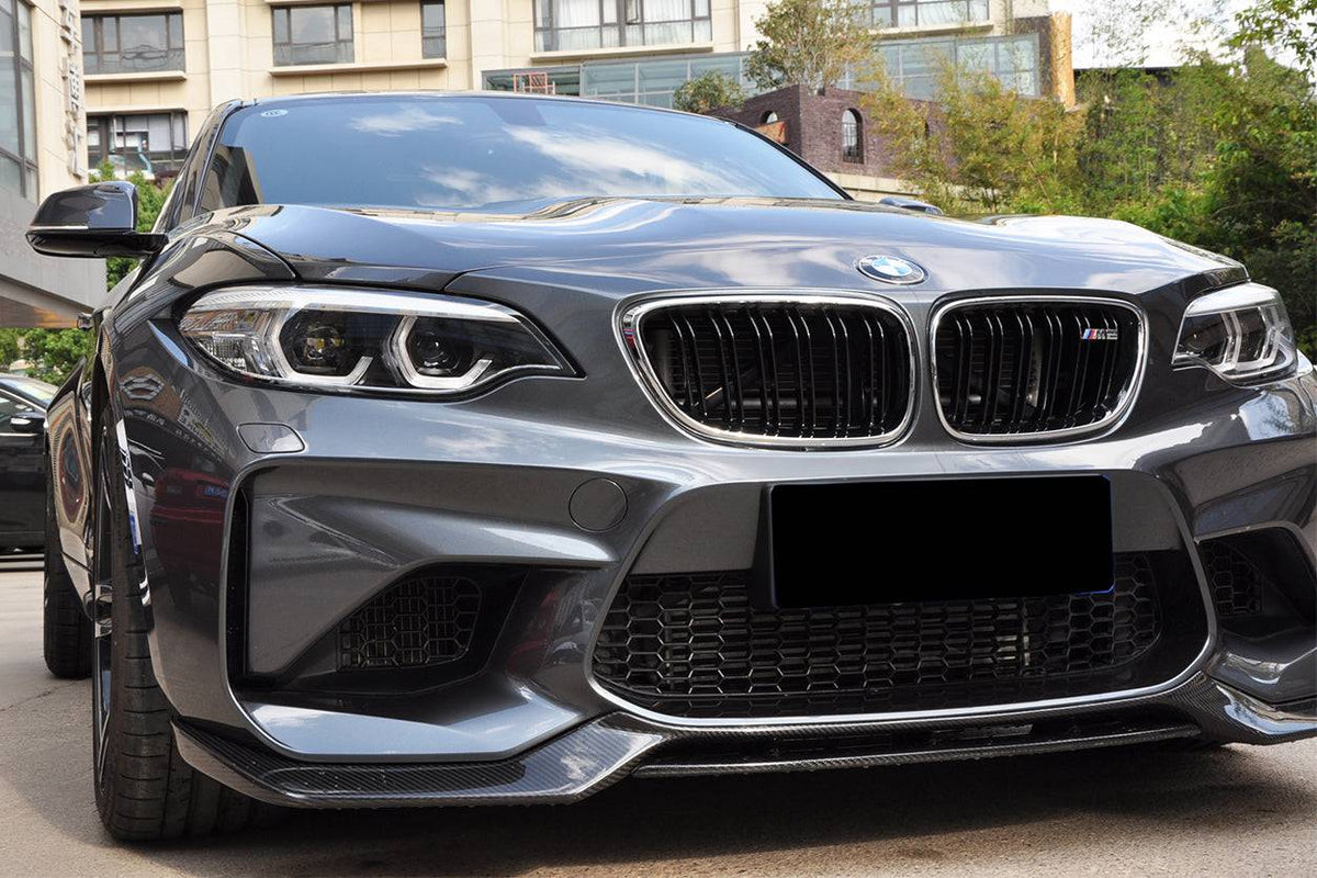 Szürke BMW F87 M2 eleje közelről, felszerelt VRS Style carbon első koptatóval