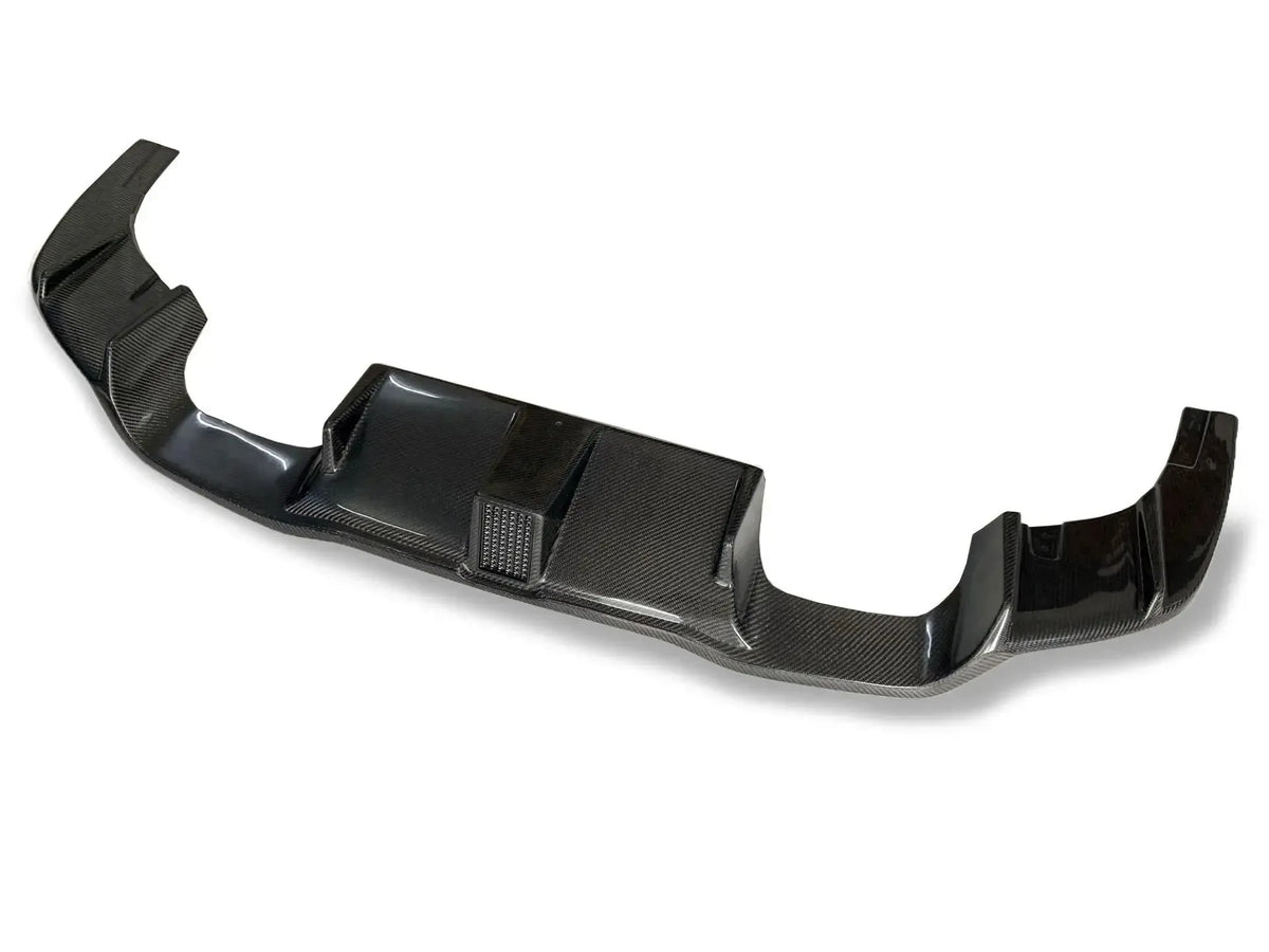Carbon fiber hátsó diffúzor középső lámpanyílással, háromnegyed nézetből (K Style) – BMW F87 M2