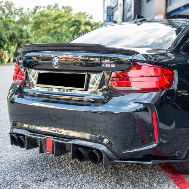 Fekete BMW F87 M2 hátulról ferdén, felszerelt LED Style carbon diffúzorral és oldalsó splitterekkel