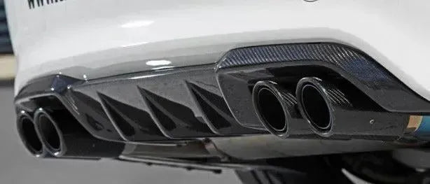 Fehér BMW F87 M2 hátulja közelről, felszerelt MP Style carbon diffúzorral
