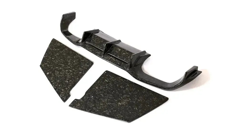 Háromrészes forged carbon hátsó diffúzor oldalsó lapokkal, háromnegyed nézetből (MP Style) – BMW F87 M2