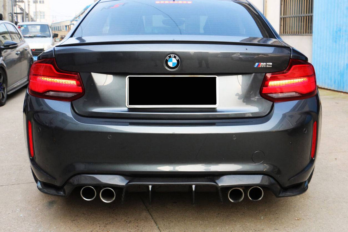 Sötétszürke BMW F87 M2 hátulról műhelyudvaron, felszerelt VRS Style bordás carbon diffúzorral