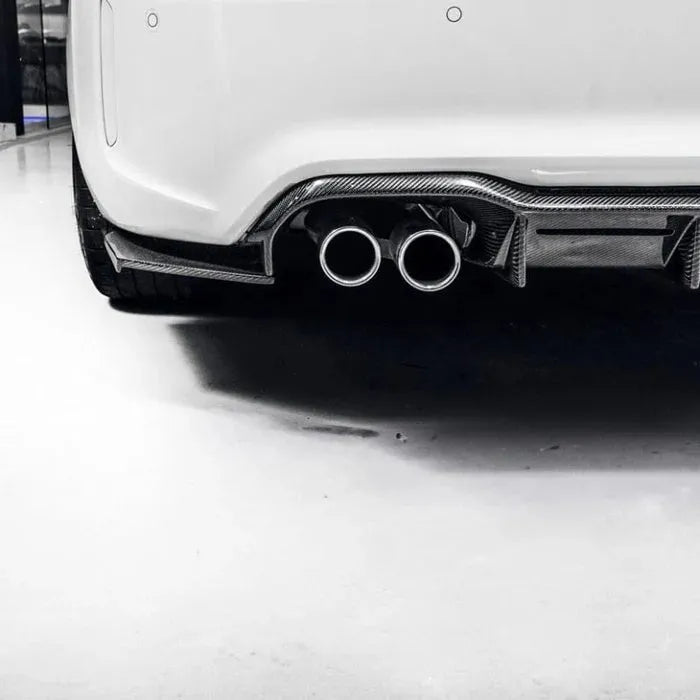 Fehér BMW F87 M2 hátsó sarka közelről, MTC Style carbon sarok splitterrel és diffúzorral