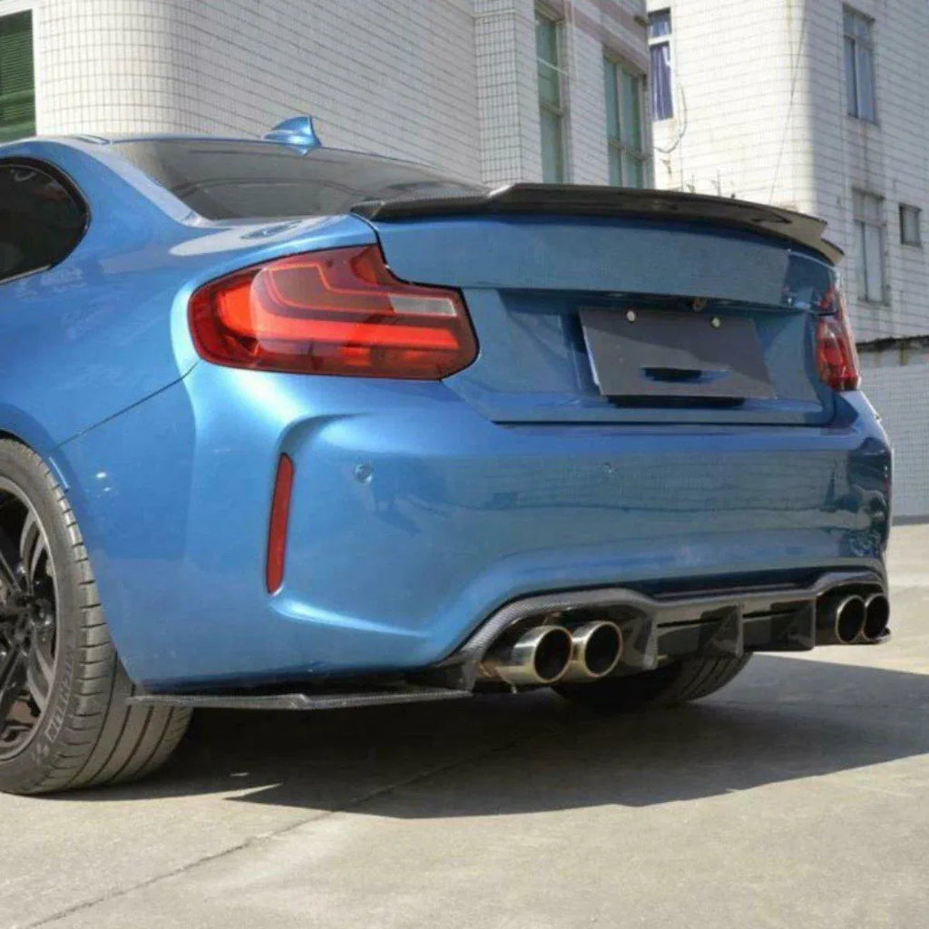 Kék BMW F87 M2 hátulról ferdén, MTC Style carbon diffúzorral és hátsó sarok splitterekkel