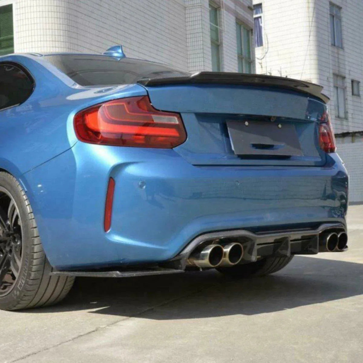 Kék BMW F87 M2 hátulról ferdén, MTC Style carbon diffúzorral és hátsó sarok splitterekkel