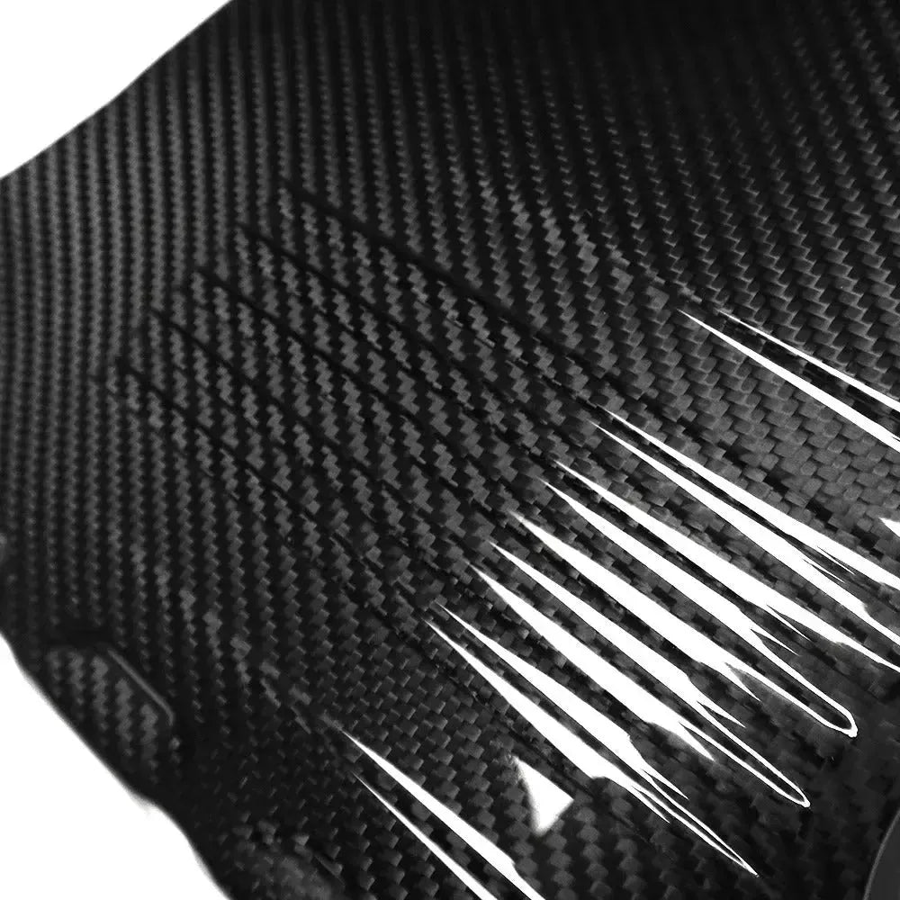 Fényes carbon S55 motorburkolat bordázott felülete közelről – BMW F87 M2 Competition / F80 M3 / F82 M4