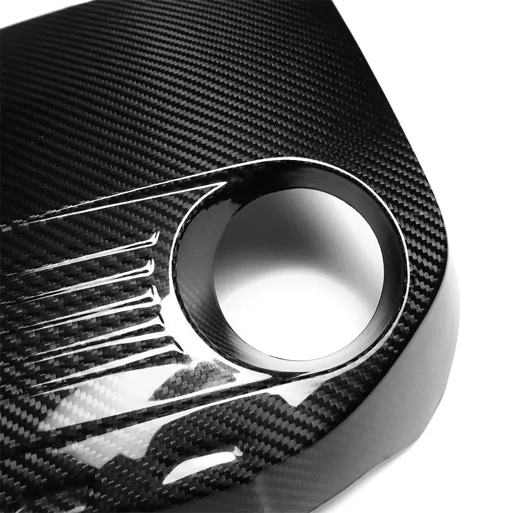 Carbon fiber S55 motorburkolat az olajbetöltő nyílásnál, közelről – BMW F87 M2 Competition / F80 M3 / F82 M4