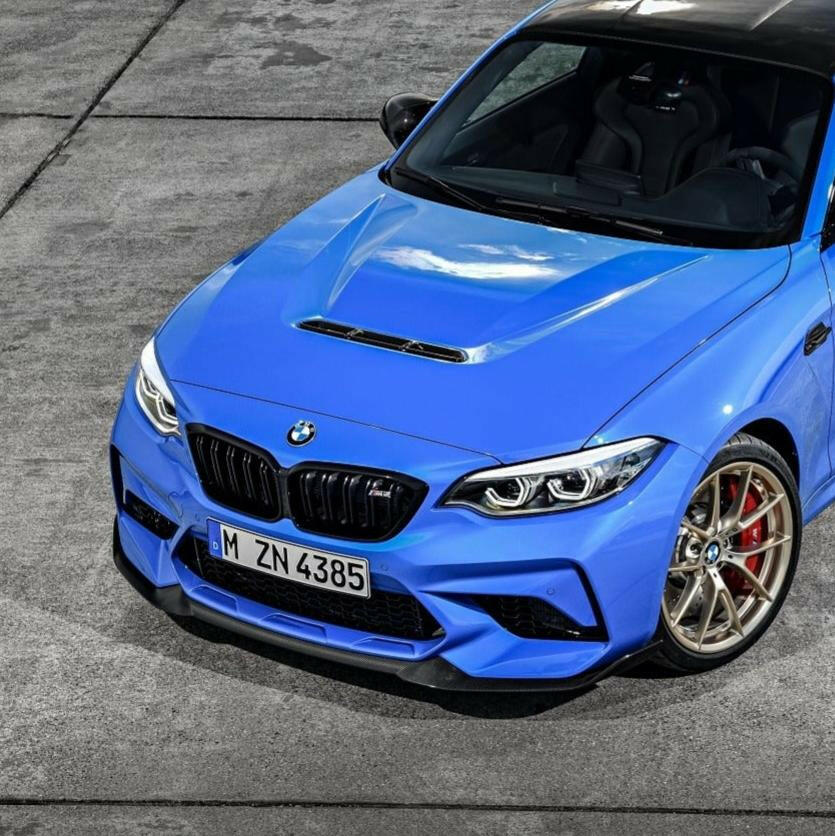 Kék BMW F87 M2 CS elölről ferdén, felszerelt CS Style szellőzős carbon motorháztetővel