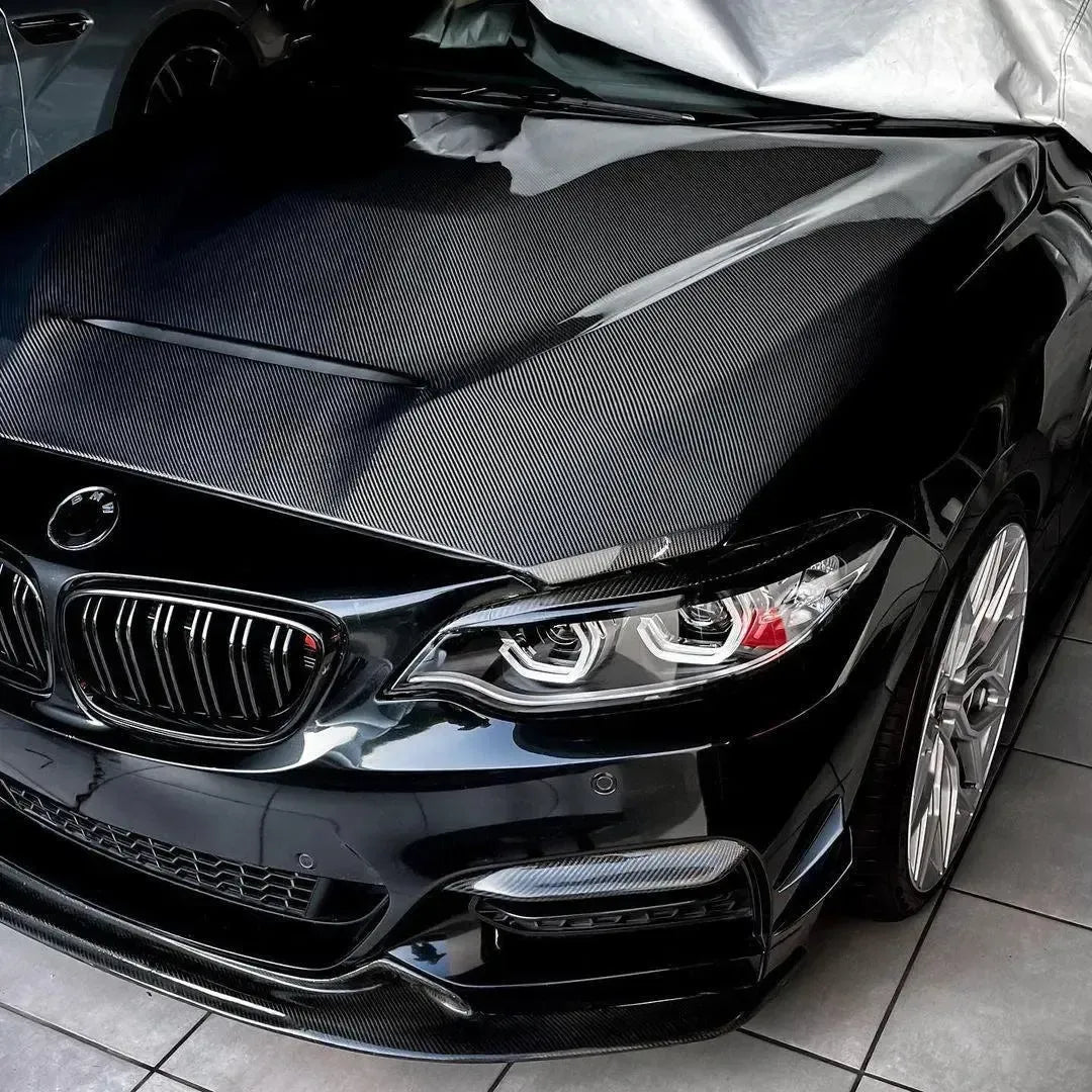 Fekete BMW F22 2-es sorozat eleje ferdén, közelről, felszerelt GTS Style carbon motorháztetővel