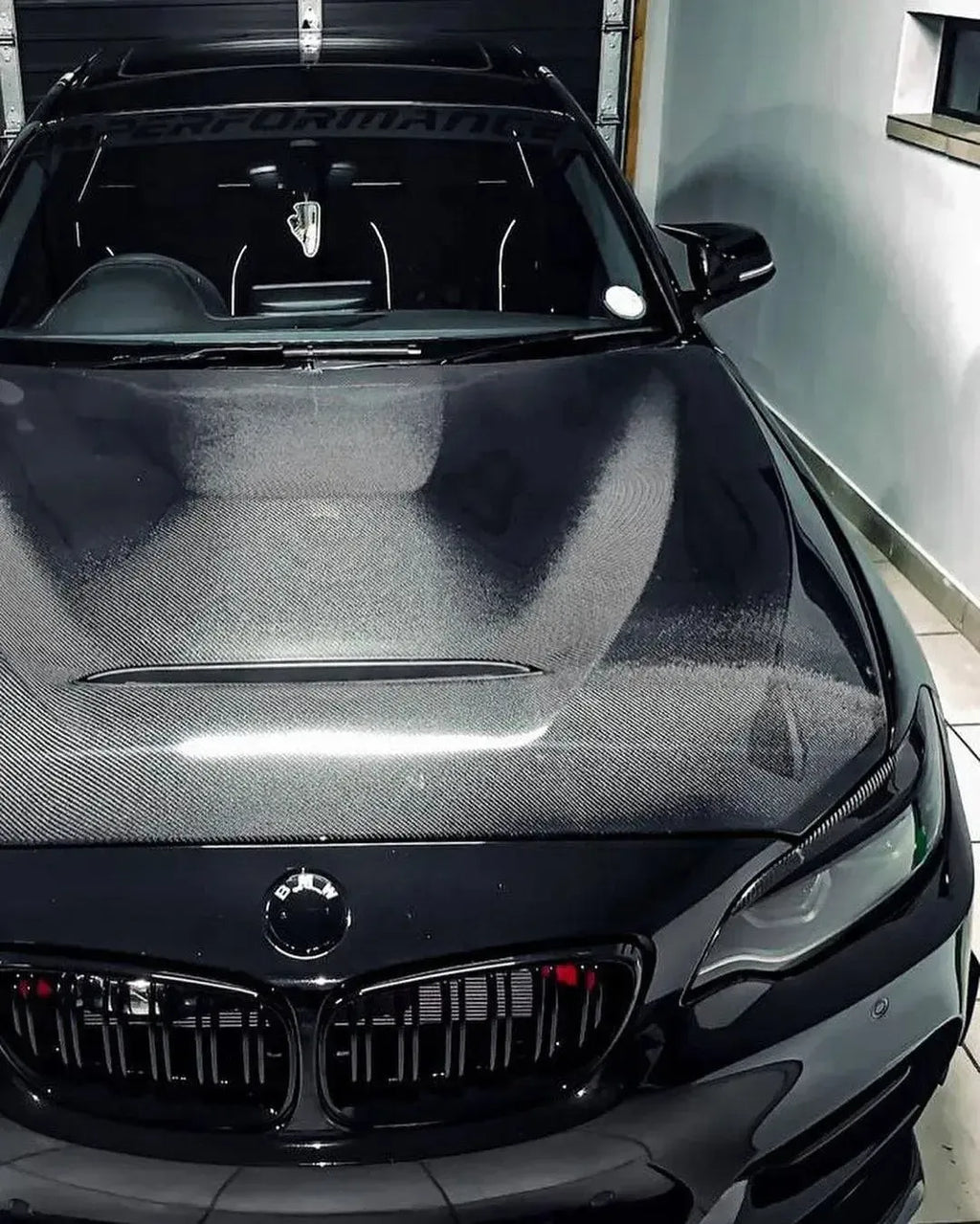 Fekete BMW F22 2-es sorozat szemből garázsban, felszerelt GTS Style carbon motorháztetővel