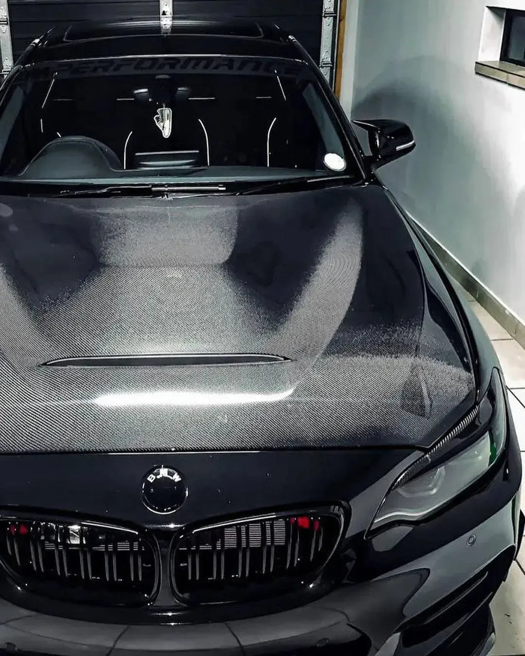 Fekete BMW F22 2-es sorozat szemből garázsban, felszerelt GTS Style carbon motorháztetővel