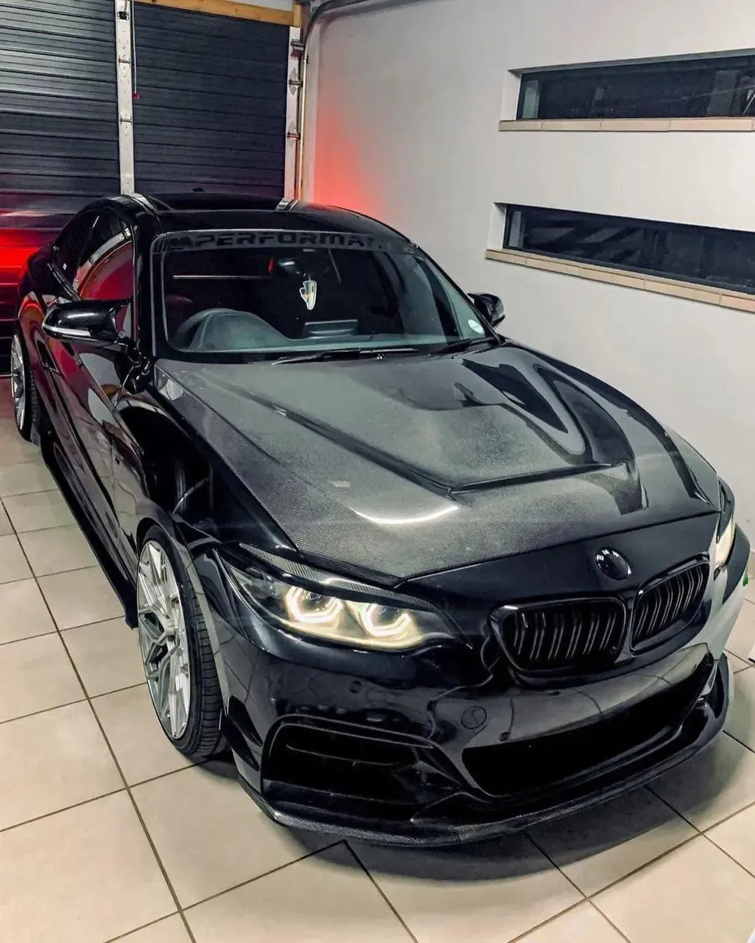 Fekete BMW F22 2-es sorozat elölről ferdén garázsban, GTS Style carbon motorháztetővel
