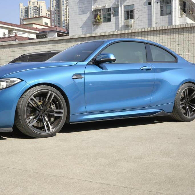 Kék BMW F87 M2 oldalnézetből, MTC Style carbon fiber oldalsó szoknya toldattal