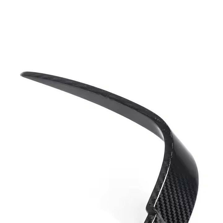 Carbon fiber hátsó prizmabetét felső éle közelről (SQ Style) – BMW F87 M2
