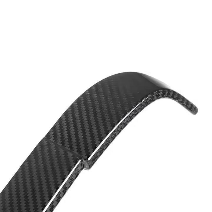 Carbon fiber hátsó prizmabetét sarka közelről, szövésmintával (SQ Style) – BMW F87 M2