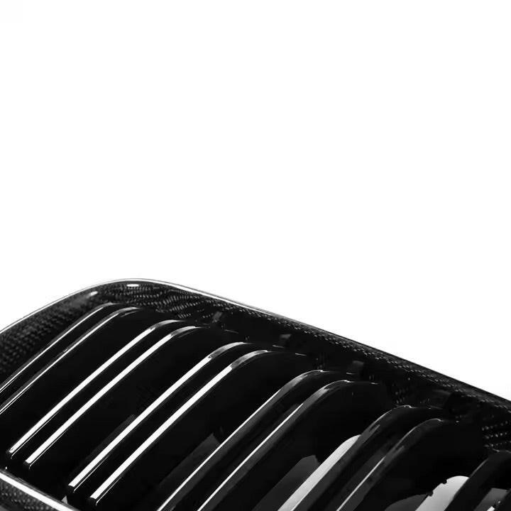 Carbon fiber vese (grill) fényes dupla lamellái közelről – BMW F87 M2 (2016–2018)