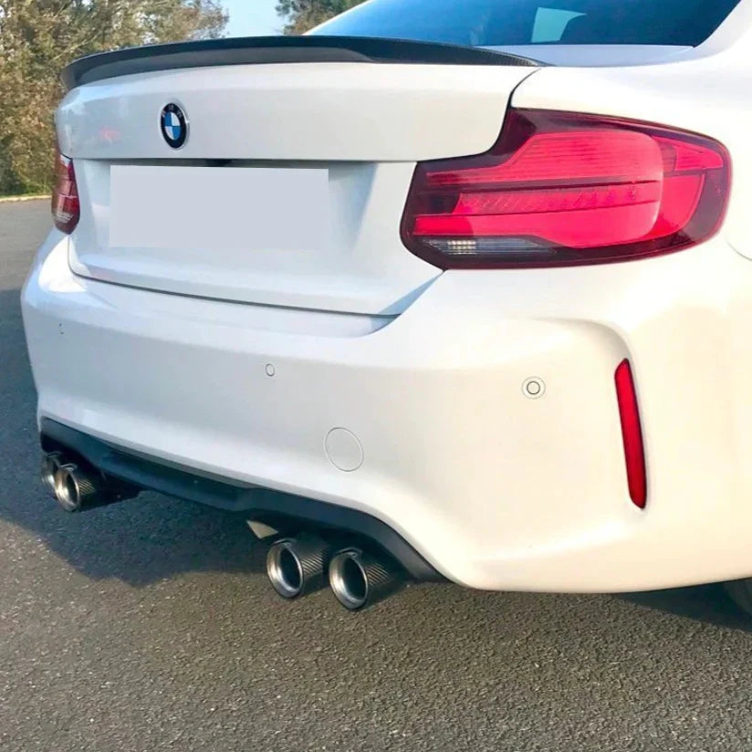 Fehér BMW F87 M2 hátulja közelről, felszerelt MP Style carbon spoilerrel
