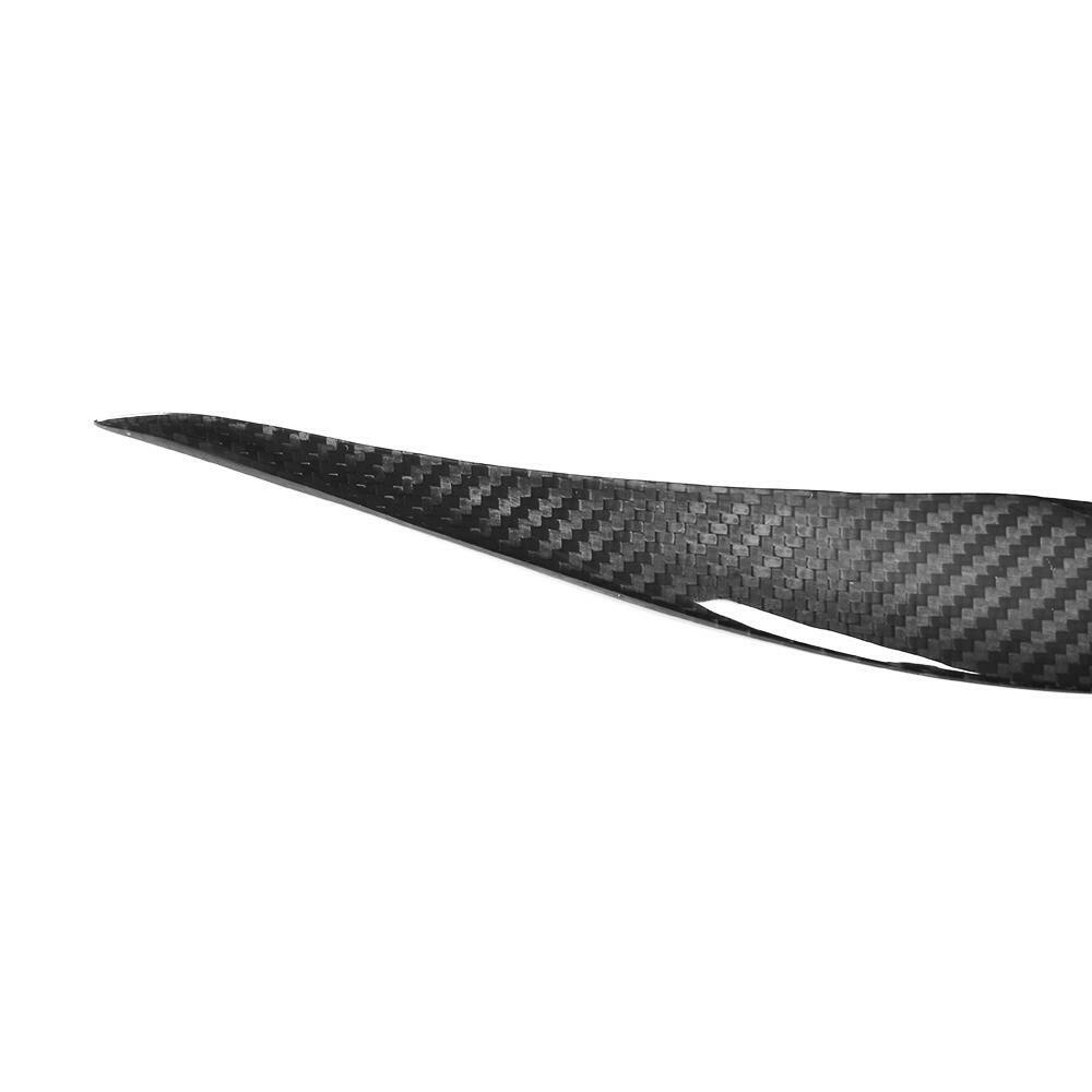 Carbon fiber szemöldök szövésmintája közelről – BMW F87 M2