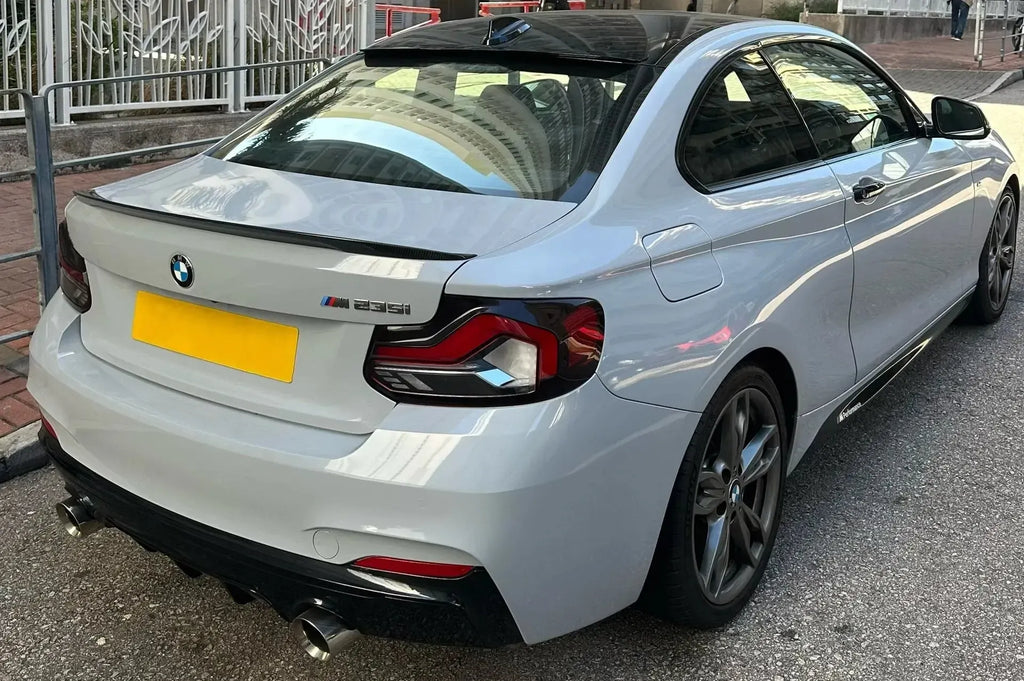Szürke BMW F22 M235i hátulról ferdén, felszerelt LCI Style hátsó lámpákkal