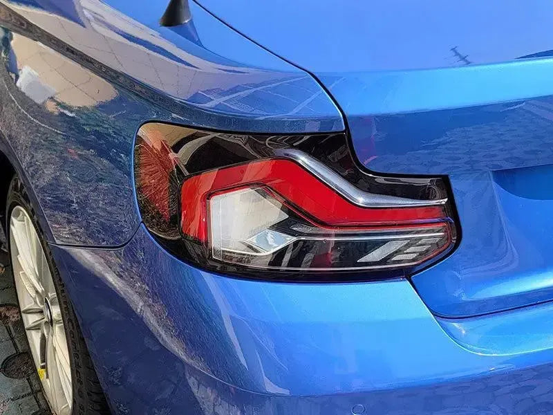 Kék BMW 2-es sorozat LCI Style hátsó lámpája közelről, hátulról ferdén