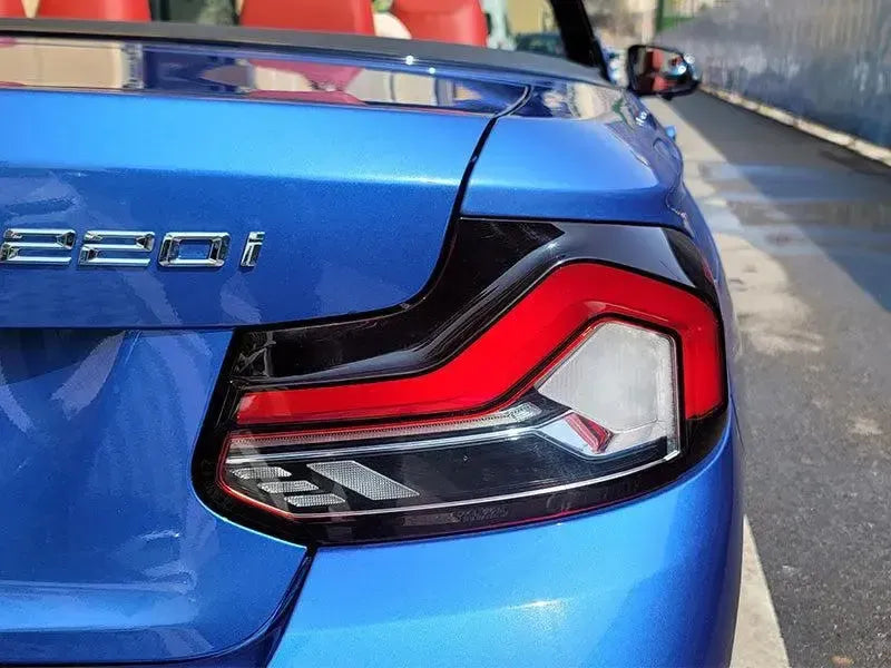 Kék BMW F23 220i Cabrio LCI Style hátsó lámpája közelről