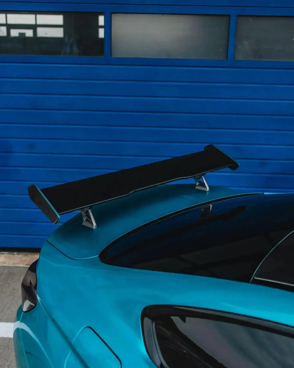 Kék BMW F82 M4 csomagtartóján GTS Style carbon hátsó szárny, közelről