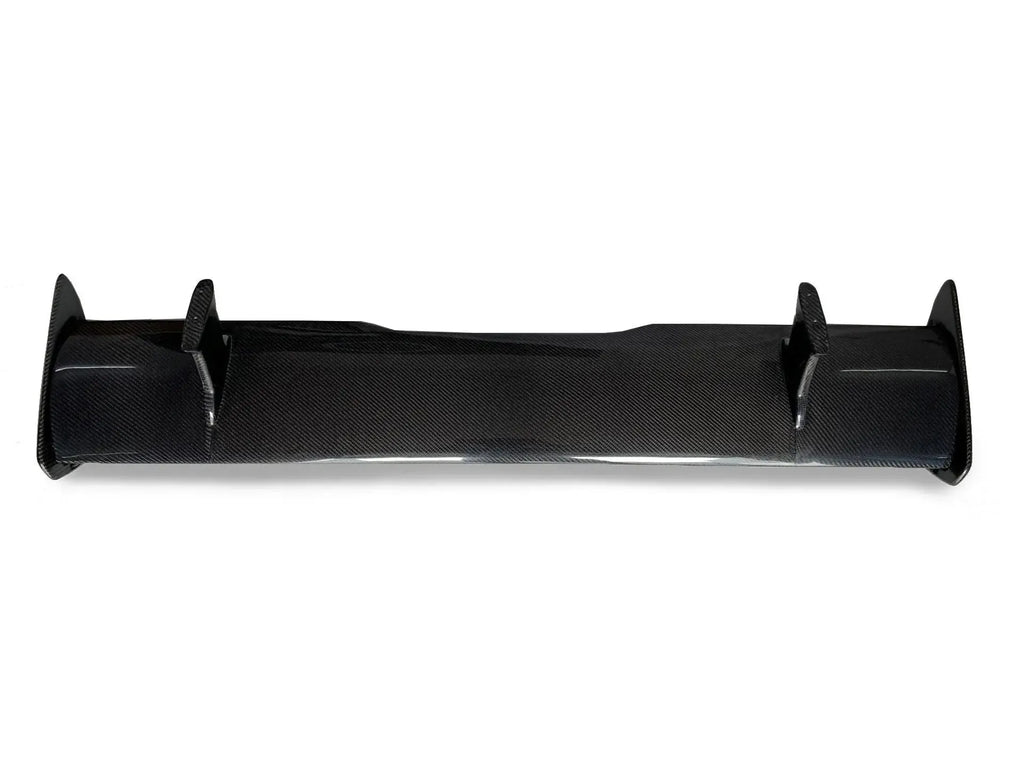 Carbon fiber hátsó szárny tartókkal és véglapokkal, elölnézetből (MP Style) – BMW F87 M2