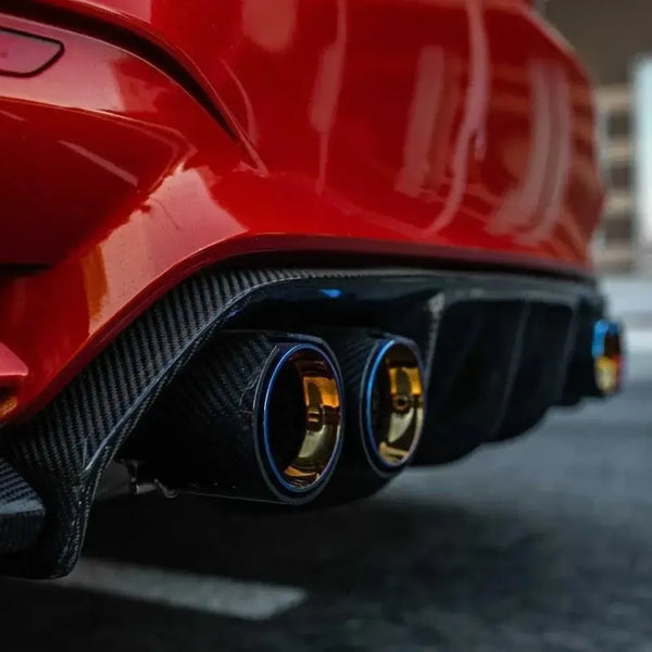 Narancssárga BMW F82 M4 hátulja közelről, MP Style carbon kipufogóvégekkel, hevített belsővel