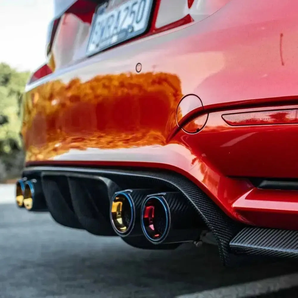 Narancssárga BMW F82 M4 hátulról ferdén, alacsony szögből, MP Style carbon kipufogóvégekkel