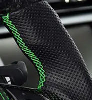 Bmw g szériás egyedileg készített fekete perforált kormánykárpit élénk zöld varrással carbon fiber stílusban