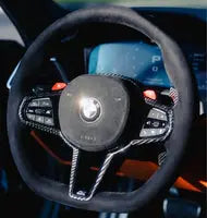 Bmw g szériás egyedileg készített fekete bőr kormány karbon szálas díszítéssel és narancssárga világítással a kipufogó rendszerhez