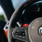 Bmw g szériás egyedi karbon szénszálas kormány piros gombokkal alfa romeo logóval m3 kipufogó rendszerhez