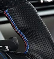 Bmw g szériás karbon rost kormányvédő fekete színben piros és kék varrással, tökéletes bmw m3 kipufogó rendszerhez