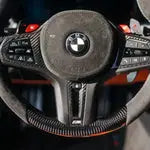 Bmw g szériás egyedileg készített fekete carbon fiber kormány központi logóval és texturált fogással a m3 kipufogó rendszerhez
