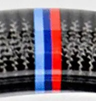 Fekete gumiabroncs egyedi kék fehér piros csíkkal bmw g szériás carbon fiber kipufogó rendszerhez