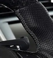 Black carbon fiber bmw g szériás egyedileg készített kormánykerekéhez texturált perforált felülettel és varrással