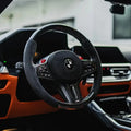Bmw g szériás egyedileg készített kormány fekete carbon fiber és suede anyaggal piros m gombokkal m3 kipufogóhoz